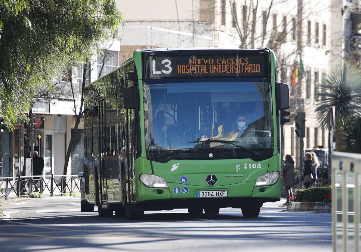 Imagen de archivo del bus urbano de Cáceres.