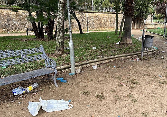 Restos de botellón en el parque infantil, donde suelen celebrarse estas concentraciones.