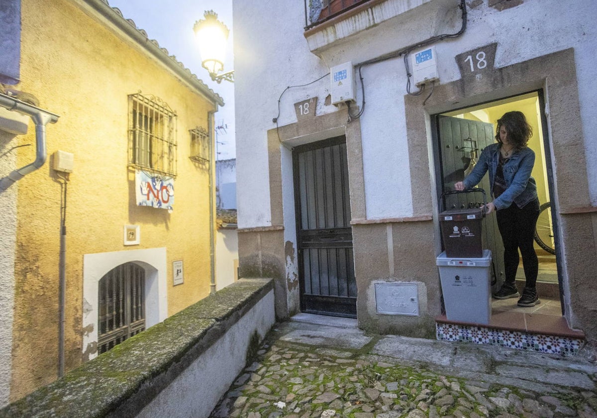 Patricia Naharro, residente en la calle Hornillo, saca a la puerta de su casa dos cubos con la basura ya clasificada.