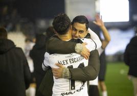 El capitán Bonaque abraza a Escardó tras el partido.