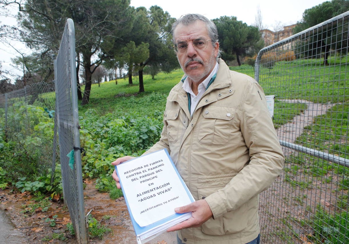 Daniel Puerta, impulsor de la campaña de oposición a las obras, posa junto a los terrenos de la discordia.