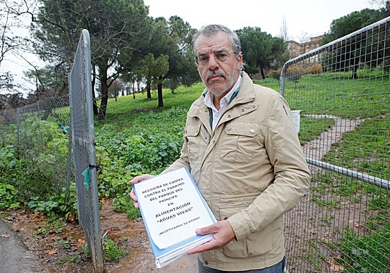 Daniel Puerta, impulsor de la campaña de oposición a las obras, posa junto a los terrenos de la discordia.