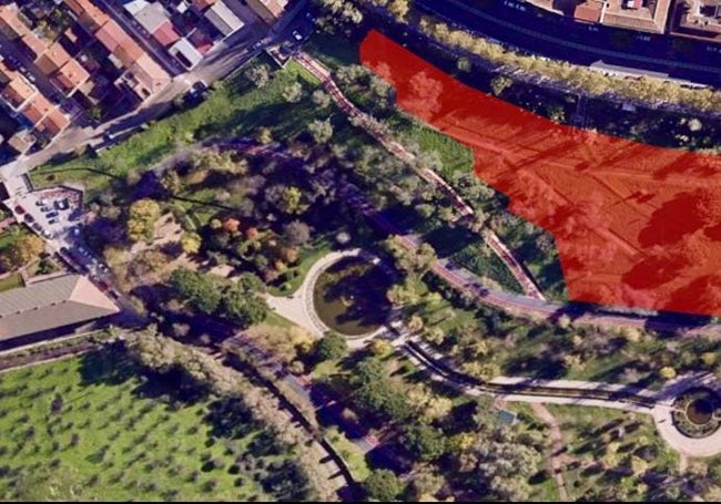 En rojo, zona del parque afectada por la ampliación del parking.