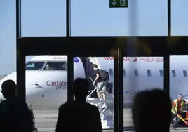 Usuarios del aeropuerto de Badajoz toman un vuelo a Canarias el verano pasado.
