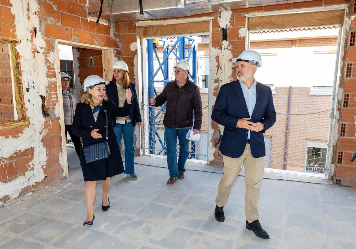 María Mercedes Vaquera visita las obras del colegio de San Miguel acompañada por Pizarro, en una imagen de archivo.