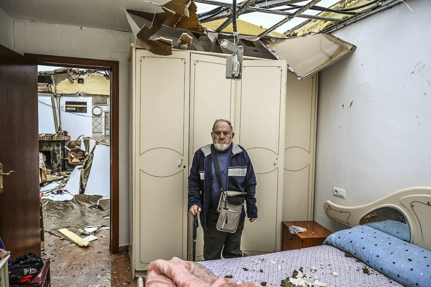 Eustaquio en la habitación en la que se encontraba cuando se derrumbó el techo de su casa.