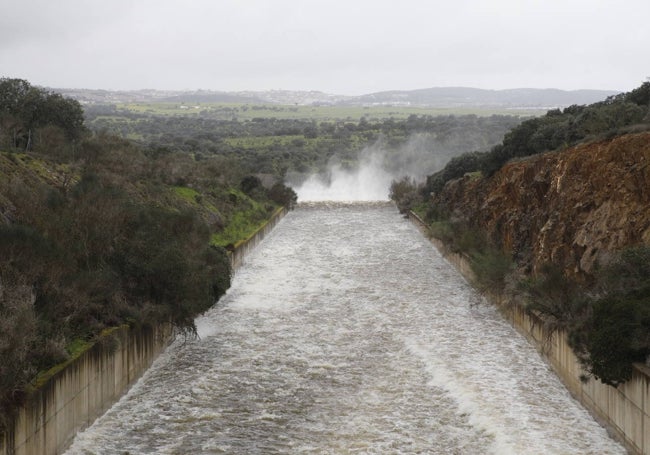 Embalse del Guadioba, esta mañana, soltando agua.