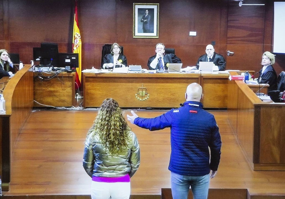 De espaldas, Guevara y Dumitru, en el juicio celebrado el 27 de febrero y el 1 de marzo de 2023 en la Audiencia Provincial de Cáceres.