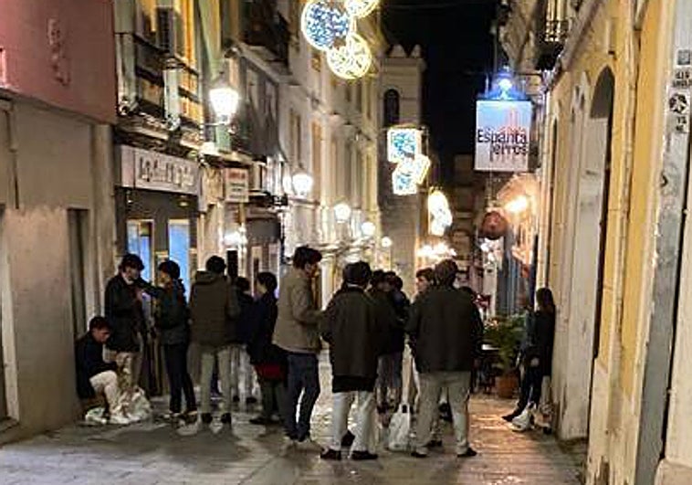 Jóvenes hacen botellón en la calle Hernán Cortés de Badajoz la tarde del 5 de enero.