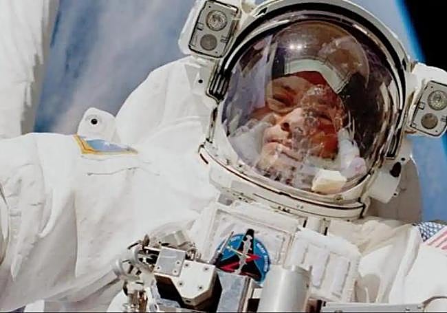 Migeul López Alegría, en uno de sus paseos espaciales.