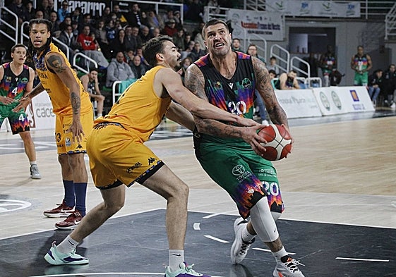 André Da Silva en el duelo ante el Oviedo en el Multiusos.