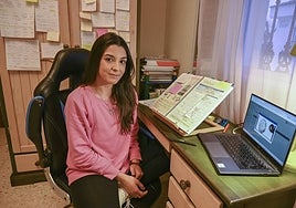 Esther en una tarde de estudio, con su armario empapelado de folios con esquemas al fondo.