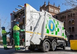 Un camión de Valoriza durante los trabajos de recogida de basura en Madrid.