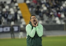 Iñaki Alonso da instrucciones a sus jugadores en el duelo ante el Sanse.