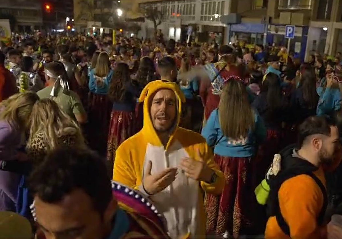 Víctor, cantante de Manteca Colorá, en plena fiesta de Carnaval cantando.