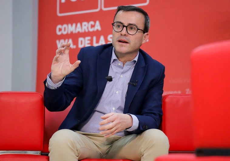 Miguel Ángel Gallardo, durante la entrevista en la sede del PSOE de Villanueva.