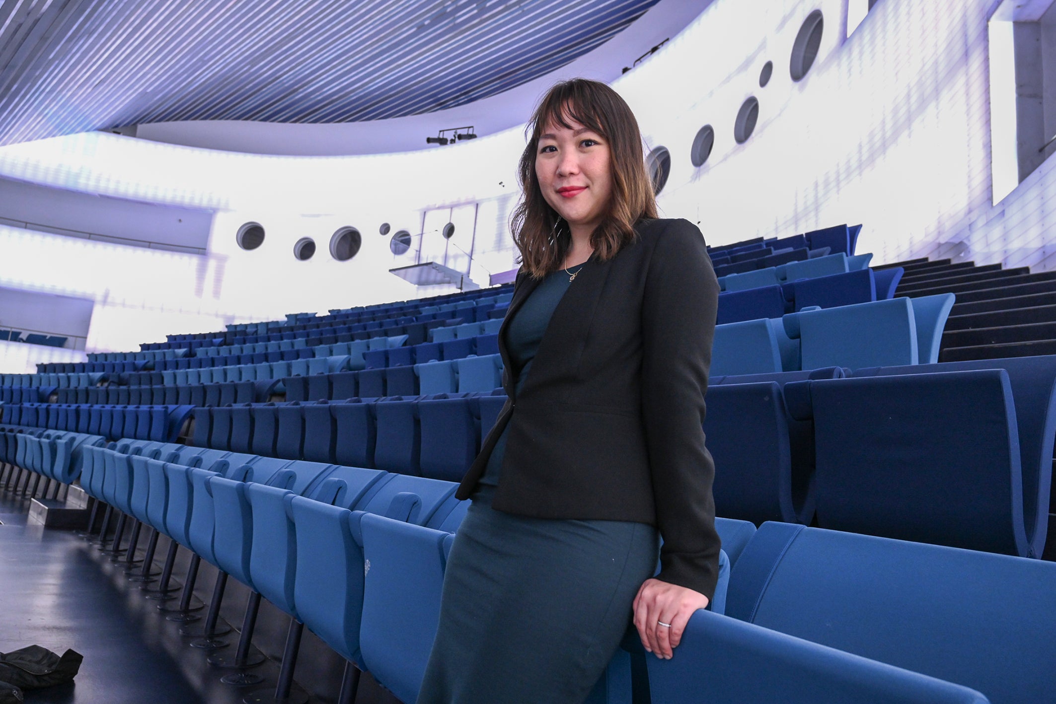 Hae Won Oh en el patio de butacas del Palacio de Congresos de Badajoz, sede de la Orquesta de Extremadura.