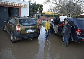 La familia de César Hernández abandonando su casa.