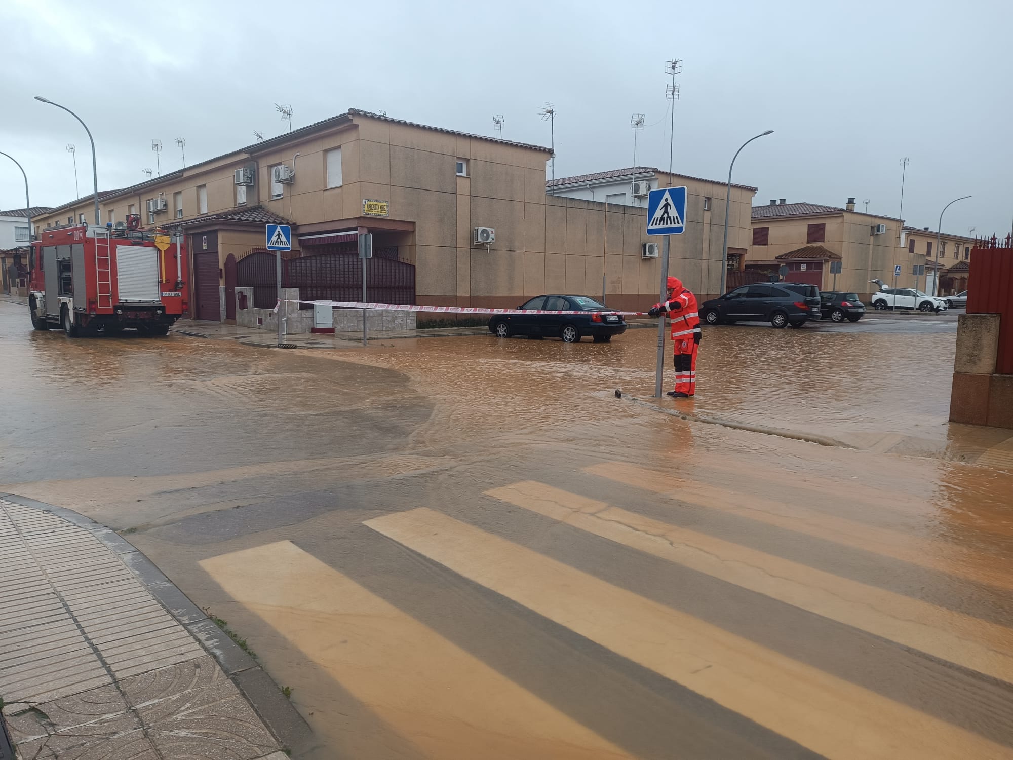 Los bomberos cortan el acceso a la calle Margarila Xirgu en la barriada de Llera. 