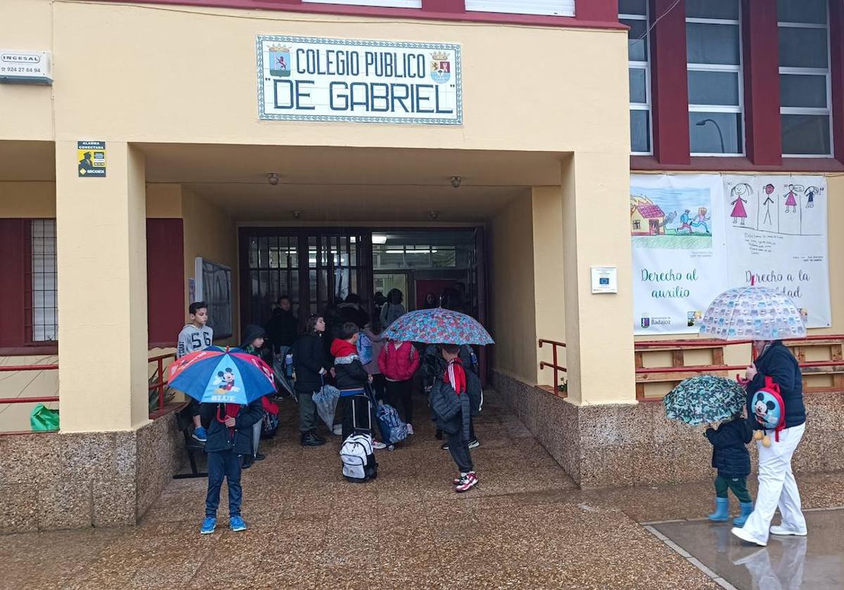 Los padres acuden al centro para recoge a sus hijos tras el aviso de la dirección del centro.