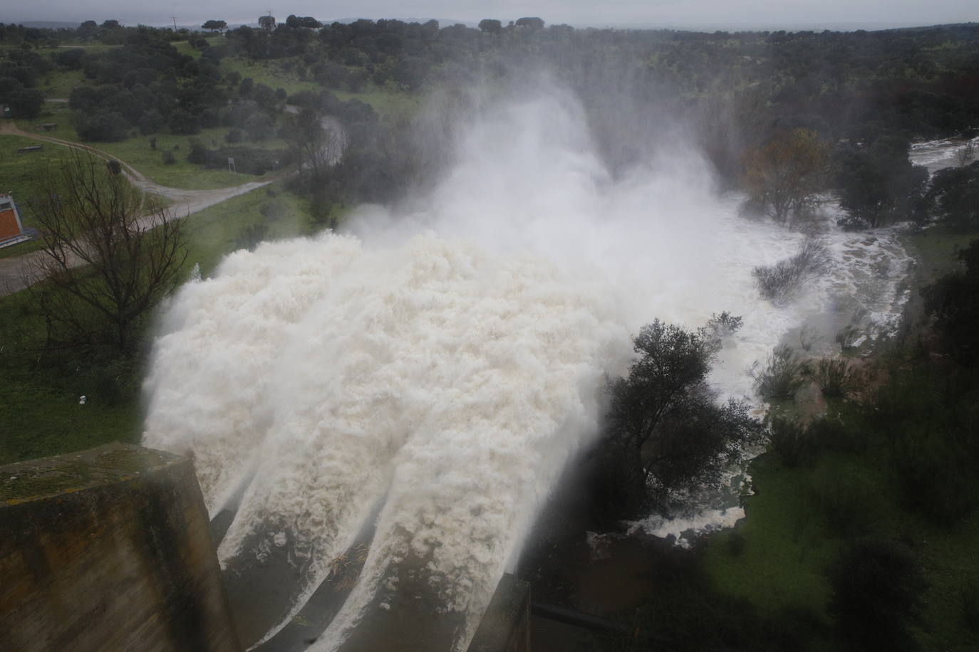 Presa de Guadiloba, soltando agua a máxima capacidad.