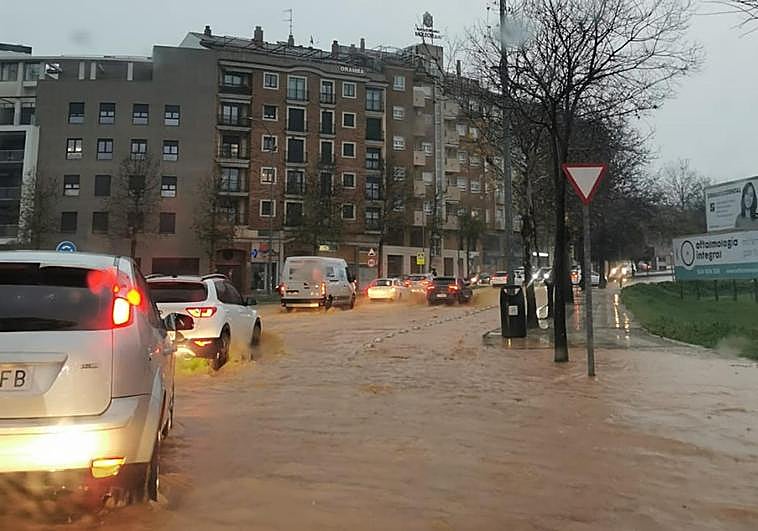 Inundación esta mañana en la glorieta de Isabel de Portugal.