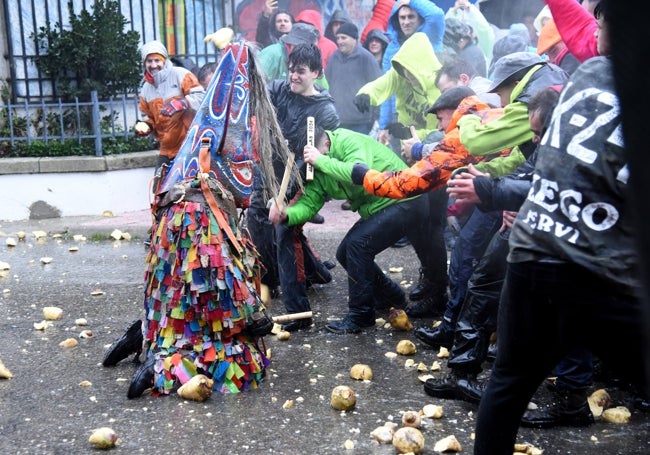 Jarramplas, este viernes incitando a los vecinos de Piornal a lanzarle nabos.