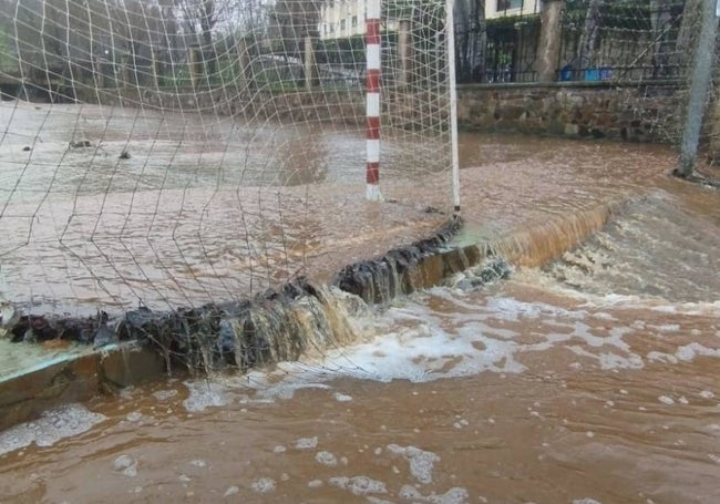 Pistas deportivas anegadas en Aguas Vivas.