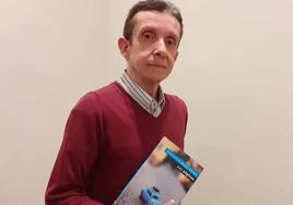 Francisco M. Muñoz Mendez con su libro.