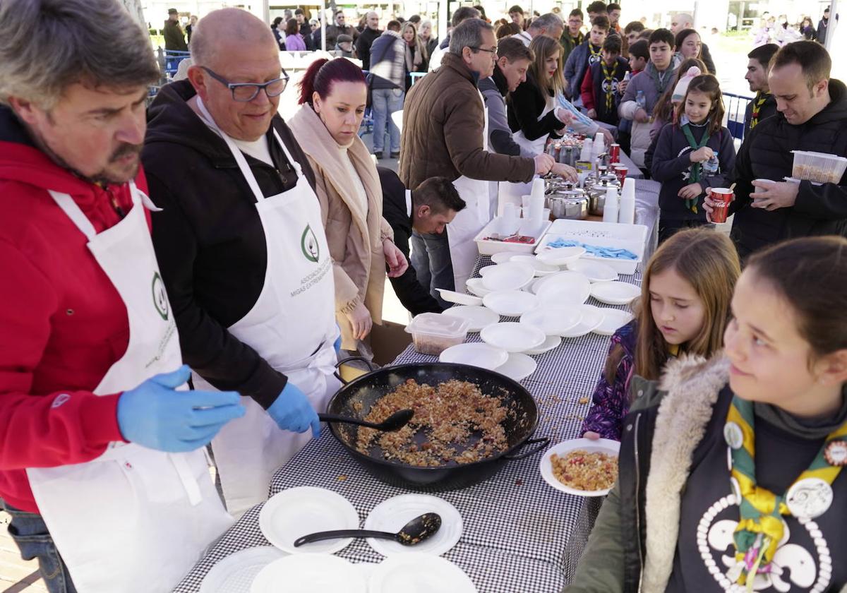 2.500 raciones de migas solidarias en Badajoz