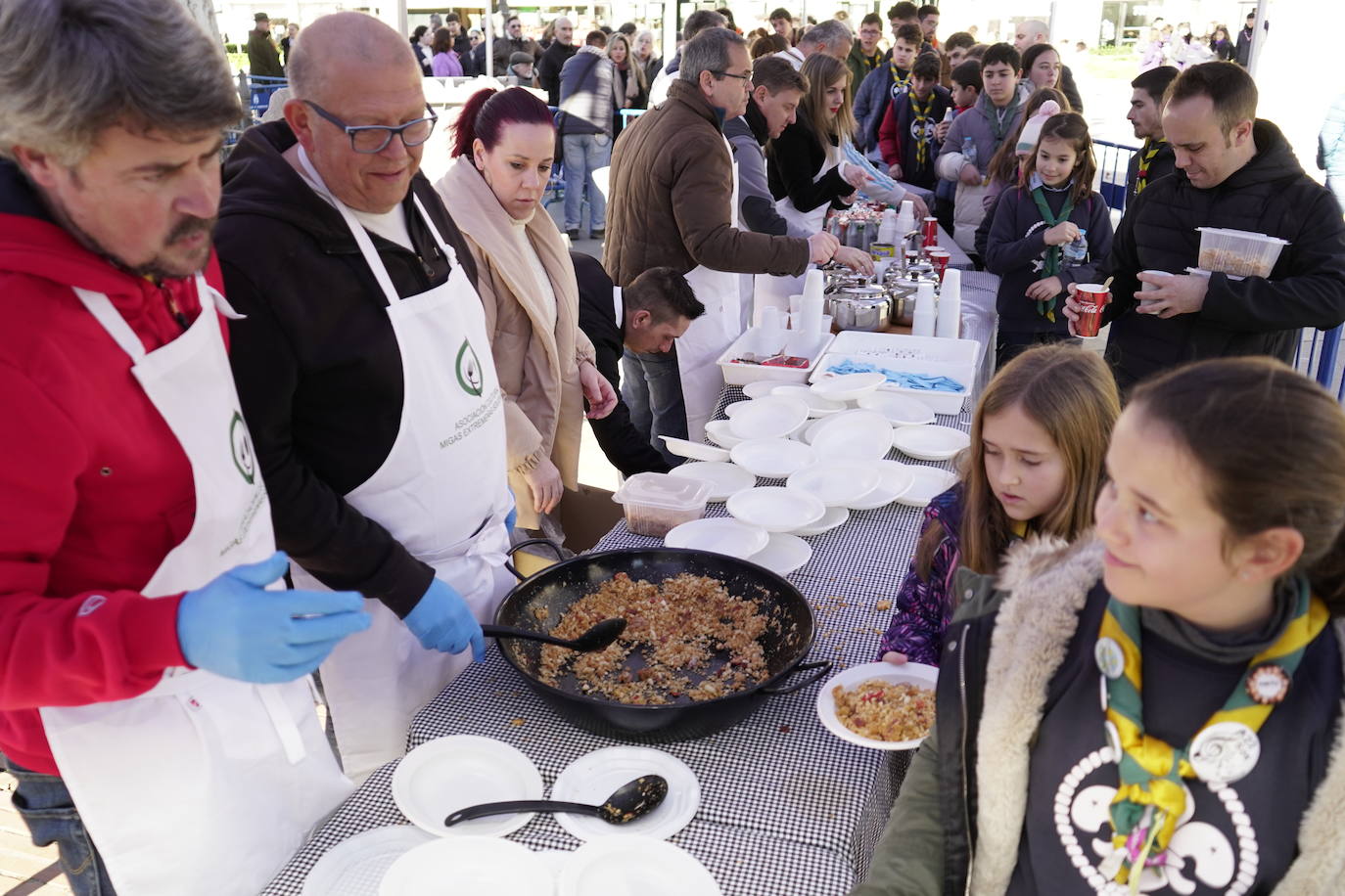 2.500 raciones de migas solidarias en Badajoz