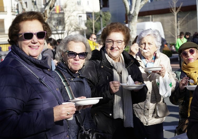 Las migas solidarias se han convertido en una cita de visita obligada en Badajoz.