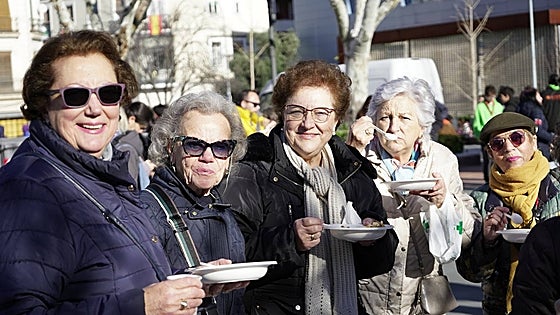 La Asociación Migas Solidarias sirve más de 2.500 raciones para ayudar al Banco de Alimentos de Badajoz
