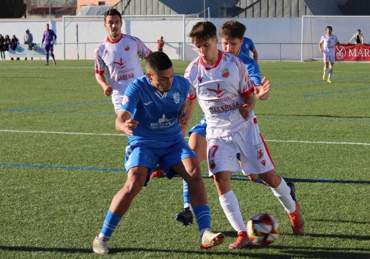 Pablo Platero conduce el esférico en el duelo de este sábado ante el Illescas.