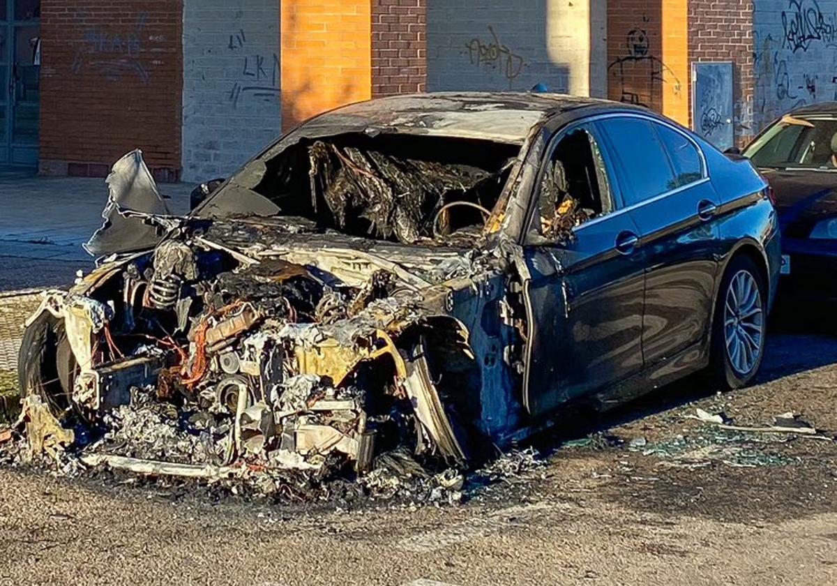 Coche quemado en la Mejostilla.