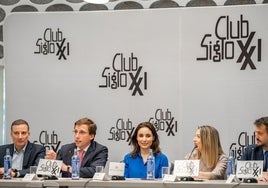 La presidenta de la Junta en su intervención en el Club Siglo XXI.