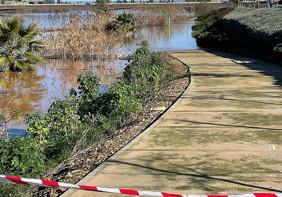 Parte del paseo permanece anegado de agua por la borrasca Juan.