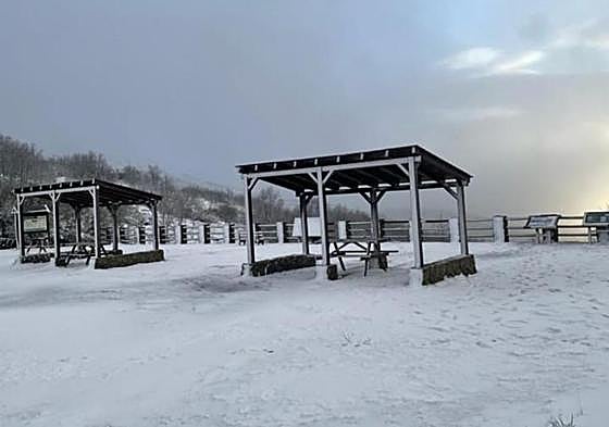 La borrasca Juan deja una bonita estampa invernal en Tornavacas
