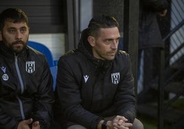 Carlos García, segundo entrenador, y David Rocha en el banquillo del Romano.