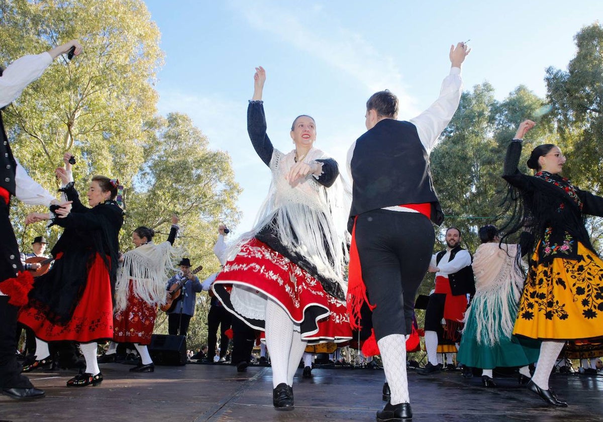 La nota de color la ha puesto la asociación cultural de folclore de Aldea Moret.