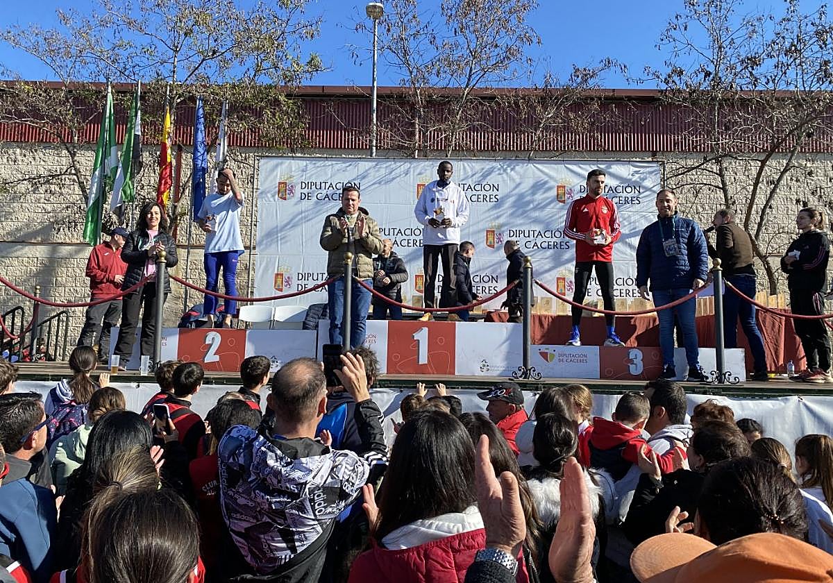 p Podio masculino en el Gran Premio Cáceres de Campo a Través.