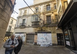 La Policía Local acordonó el antiguo edificio de los Sobrinos de Gabino Díez hace un año. Sigue vallado.