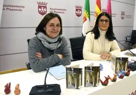 Belinda Martín y la técnico Nieves Blanco, con los pajaritos de cerámica que llevarán a Fitur.