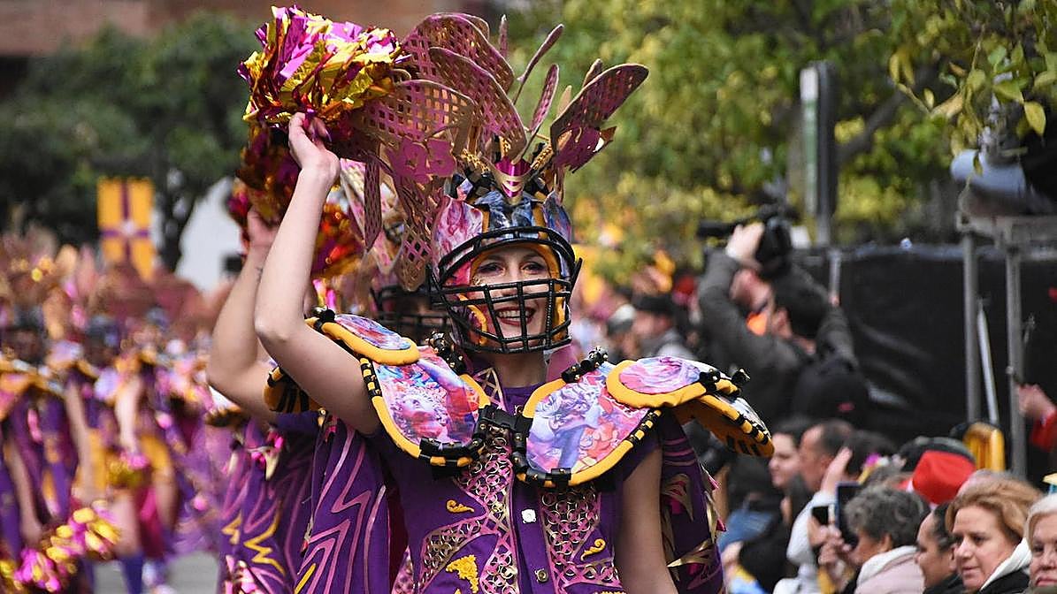 Las Monjas con su fútbol americano.