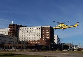 Imagen de archivo del helicóptero sanitario llegando al Hospital Universitario de Badajoz.