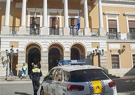 Patrulla de Policía Local frente al Ayuntamiento de Badajoz.
