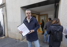 Daniel Puerta, ayer a la entrada del registro municipal, donde entregó 150 nuevas firmas contra la obra.