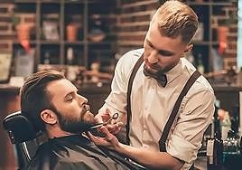 Arreglando el pelo en una moderna peluquería de caballero.