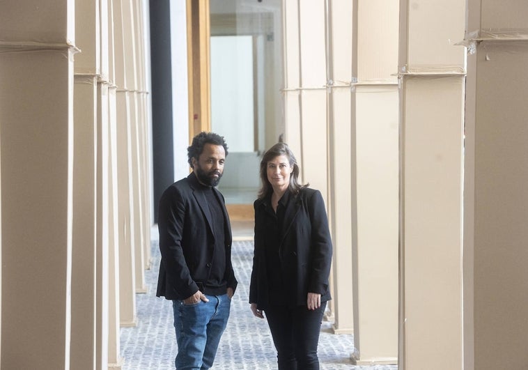 Carlos Bunga junto a Sandra Guimaraes junto a una de las obras que forma parte de la exposición 'Performar la naturaleza'.