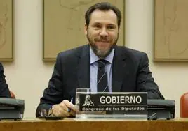El ministro de Transportes y Movilidad Sostenible, Óscar Puente, durante la Comisión de Transportes y Movilidad Sostenible, en el Congreso de los Diputados.